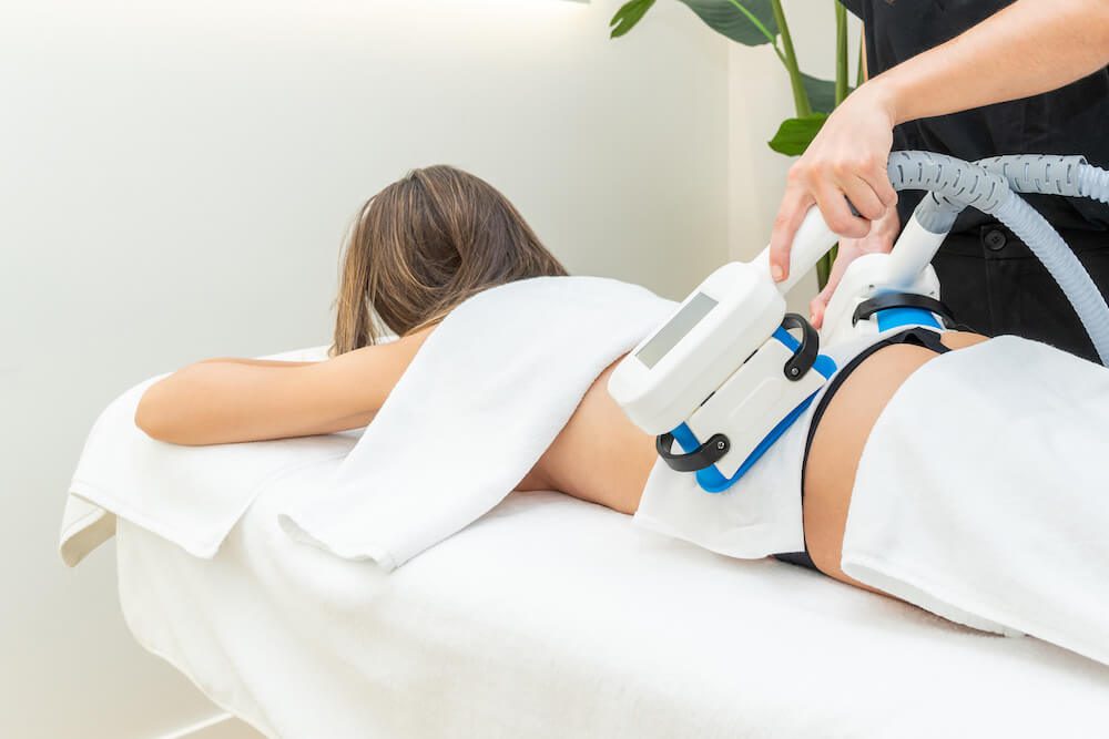 Los Angeles CoolSculpting: How to Maximize your Results woman getting coolsculpting in los angeles on her back