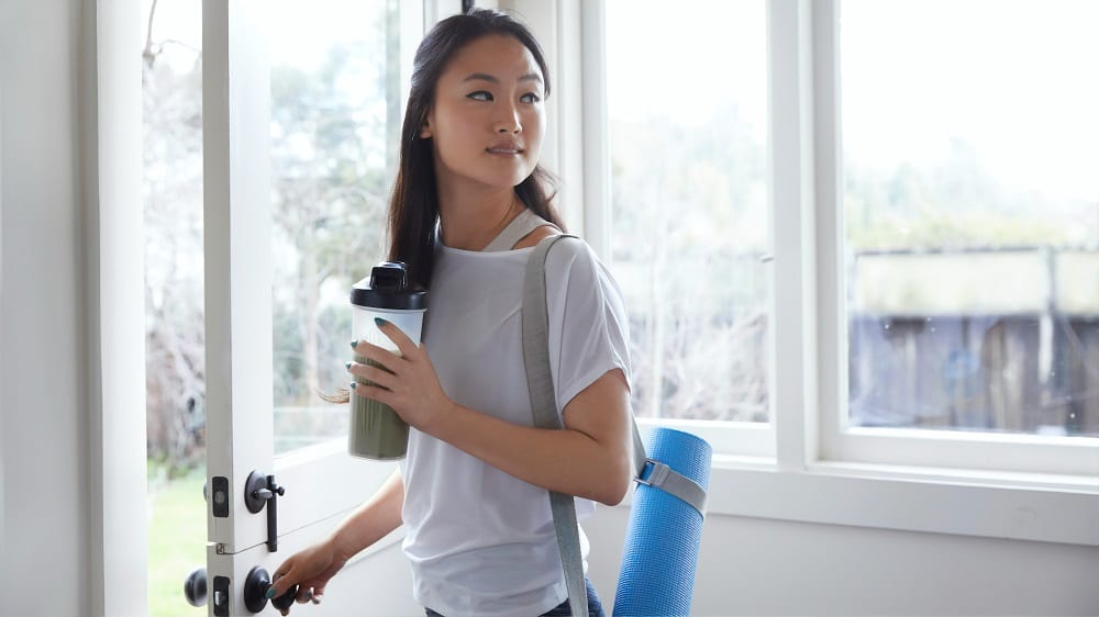 coolsculpting-weight-loss-difference Woman holding a tumbler